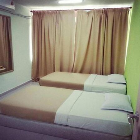 F Hotel Баян Лепас Екстериор снимка